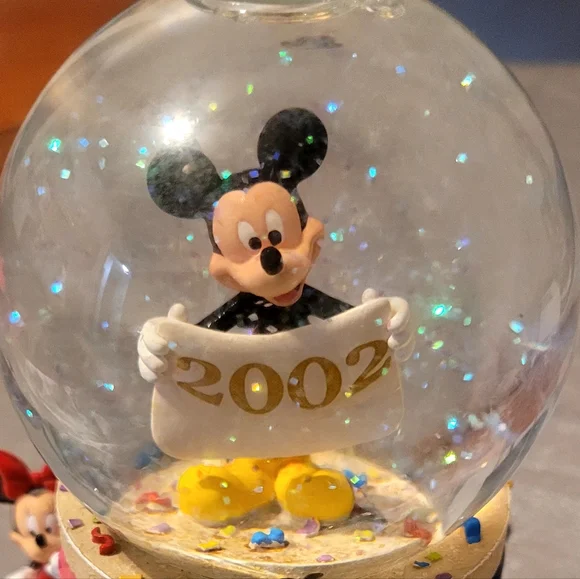 2002 Disney "Ears to You" musical snow globe featuring Mickey Mouse and friends. - Picture 12 of 12